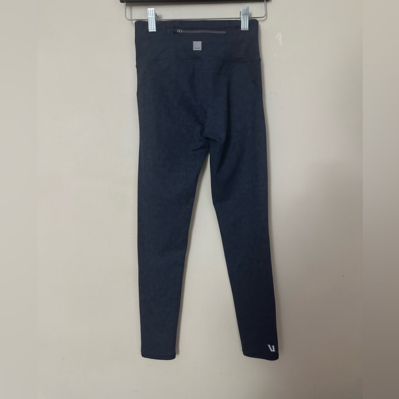 Vuori Pace High Rise Legging! Ocean Texture Blue! EUC - Picture 4 of 8